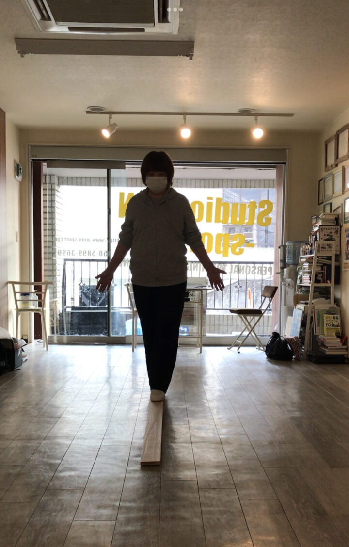 65歳女性。変形性膝関節症のパーソナルトレーニングの画像